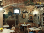 Zeitlose Eleganz: Traditionelle Küche in historischem Gebäude - Neoromanisches Kreuzgewölbe