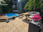 Terrassenbereich_3 - Idylle trifft Eleganz – Zweifamilienhaus: Pool, Garten, zwei Wohneinheiten