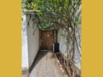 Zugang Grundstück - Idylle trifft Eleganz – Zweifamilienhaus: Pool, Garten, zwei Wohneinheiten