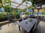 Überdachte Terrasse_3 - Idylle trifft Eleganz – Zweifamilienhaus: Pool, Garten, zwei Wohneinheiten