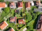 Drohnenansicht mit Einfahrt - Ein Ort zum Ankommen – Gepflegtes Einfamilienhaus mit möglicher Einliegerwohnung in top Lage