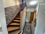 Treppenhaus - Ein Ort zum Ankommen – Gepflegtes Einfamilienhaus mit möglicher Einliegerwohnung in top Lage