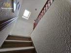 Flur Richtung DG - Einfamilienhaus in idyllischer Parklage mit Modernisierungsbedarf