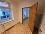 Zimmer1_Hinterzimmer_3 - Frisch renoviert und über 7 Prozent Rendite – 4 Raum Wohnung in Gera