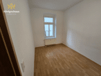 Zimmer3 - Frisch renoviert und über 7 Prozent Rendite – 4 Raum Wohnung in Gera